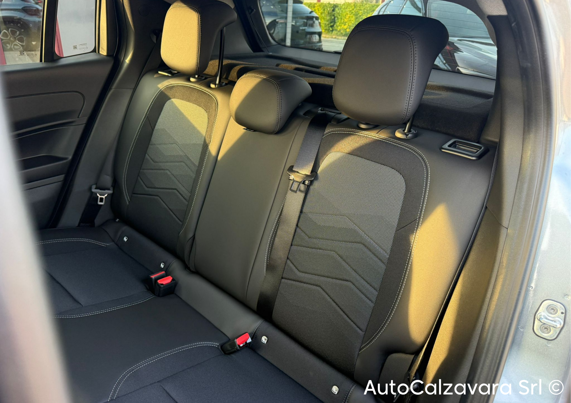 Jeep Avenger 1.2 Turbo 110 CV MHEV Altitude / GRIGIO GRANITE / SJM07075