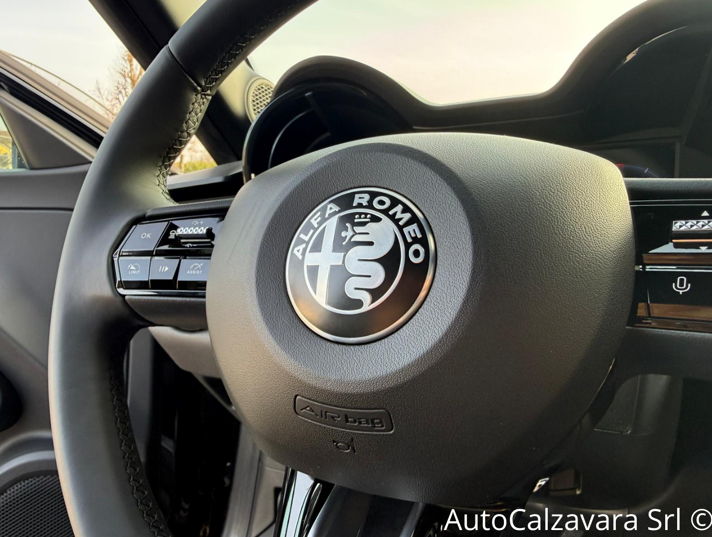 Alfa Romeo Junior 1.2 145 CV Hybrid eDCT6 Q4 / NERO TORTONA / RJA40548